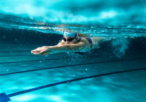 Bơi lội – môn thể thao tốt nhất cho bệnh khớp