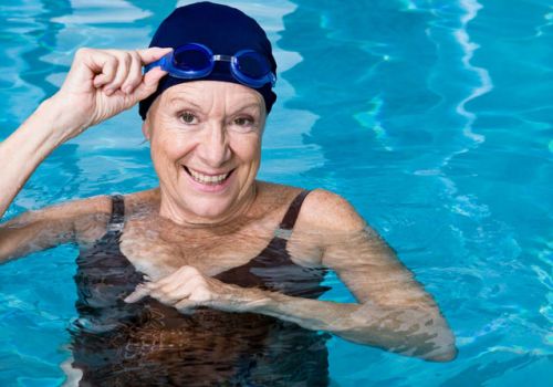 Bơi lội cũng có thể chữa bệnh xương khớp, thoát vị đĩa đệm bạn tin không?