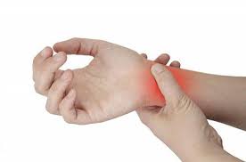 Sưng tấy, đau nhức là một trong những biểu hiện của viêm khớp cổ tay